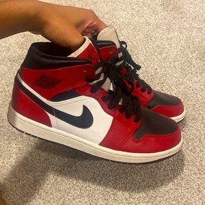Jordan 1 mids Chicago toe